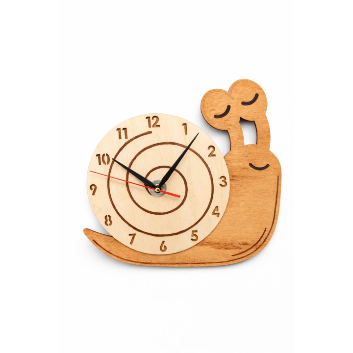 Schneckenuhr aus Naturholz – Handgefertigt in Rumänien