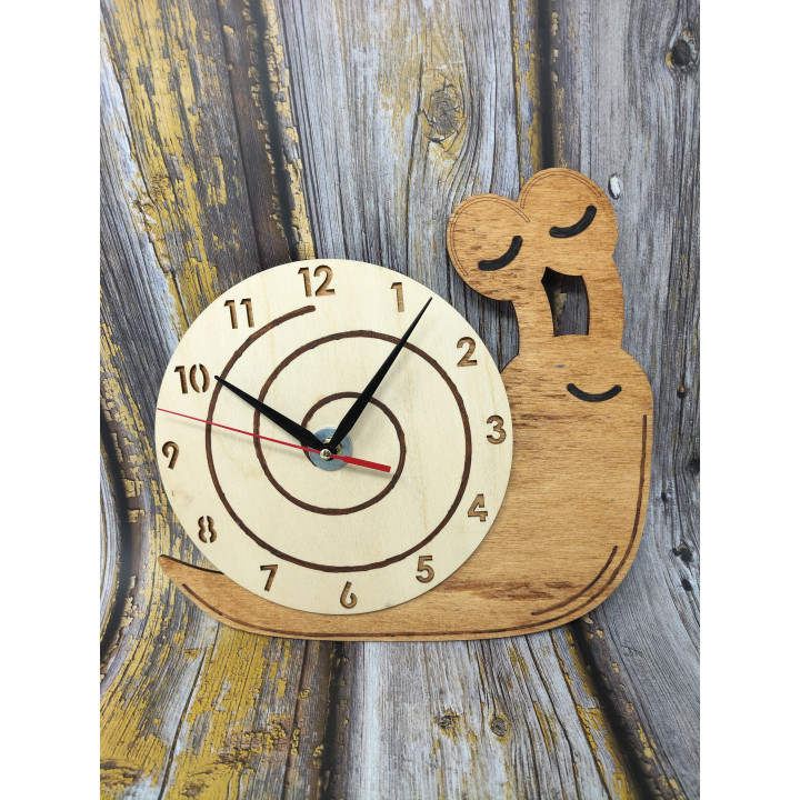 Schneckenuhr aus Naturholz – Handgefertigt in Rumänien