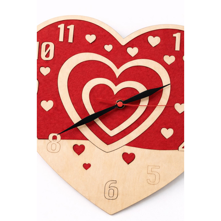 Herz-Wanduhr Love – Holz & Filz, 30 cm, Leise