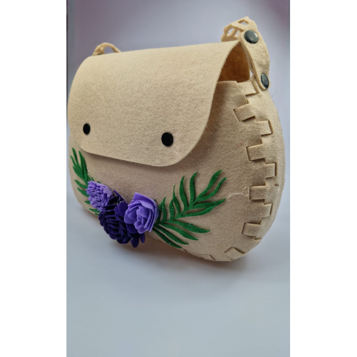 Geanta handmade fetru maro cu flori crem si lant decorativ