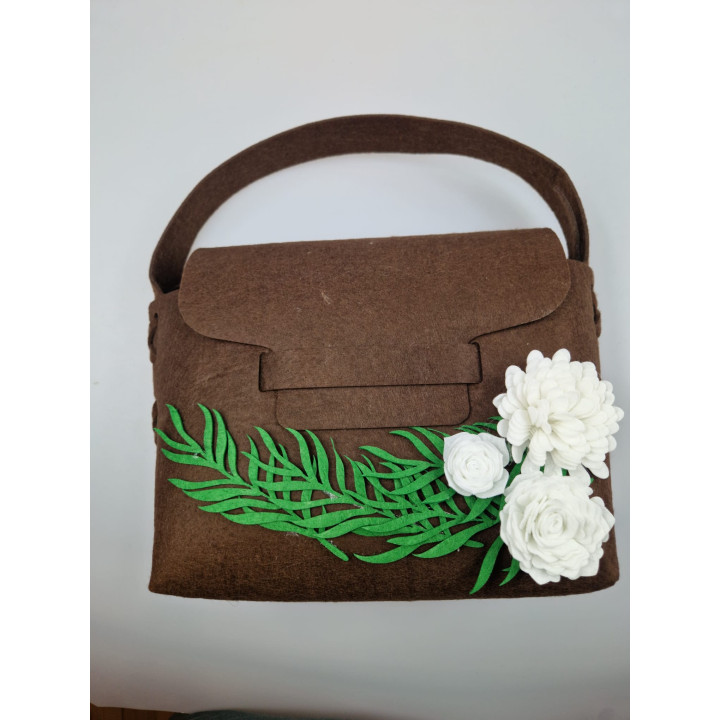 Geanta handmade fetru maro cu flori albe decorative