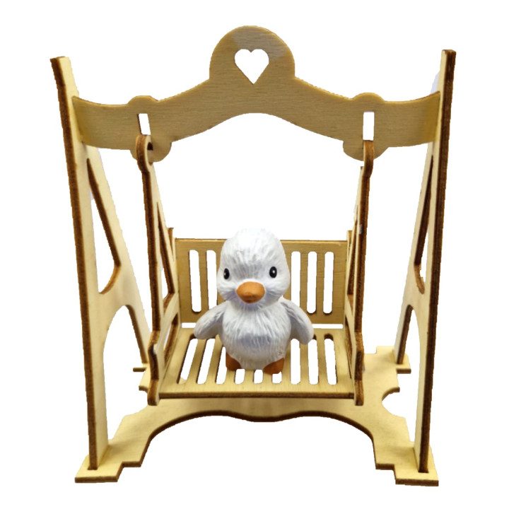 Decoratiune mini balansoar din lemn de plop cu figurina pui