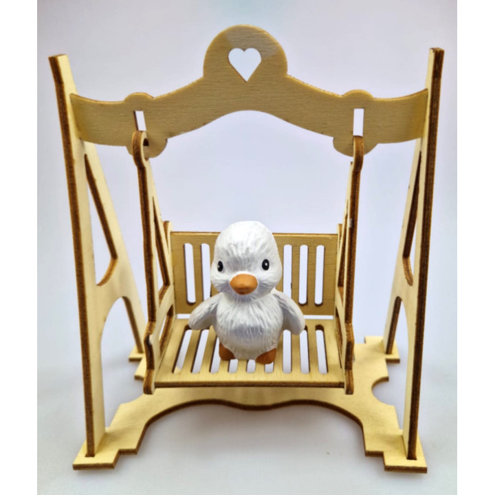 Decoratiune mini balansoar din lemn de plop cu figurina pui
